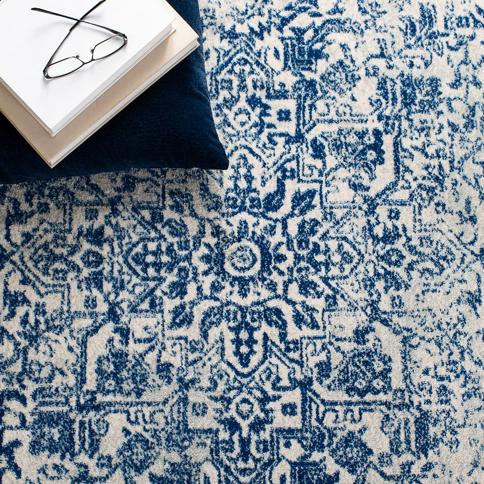 SAFAVIEH Evoke Collection Area Rug - 9' x 12', Ivory & Taupe, Oriental Distressed Design, Non-Shedding & Easy Care, Ideal for High Traffic Areas in Living Room, Bedroom (EVK256E)